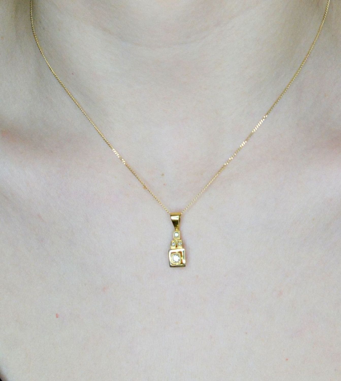 Złota zawieszka damska 585 Diamentowe kwadraciki P1SI 0,08ct4  wz 120w cert 12150 Biżuteria z kamieniami szlachetnymi, które swoim blaskiem zachwycą każdą kobietę. Biżuteria wyrażająca więcej niż słowa wykonana z 14 karatowego.jpg